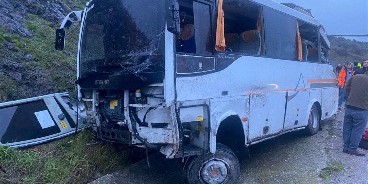 İşçi servisi devrildi, 25 kişi yaralandı