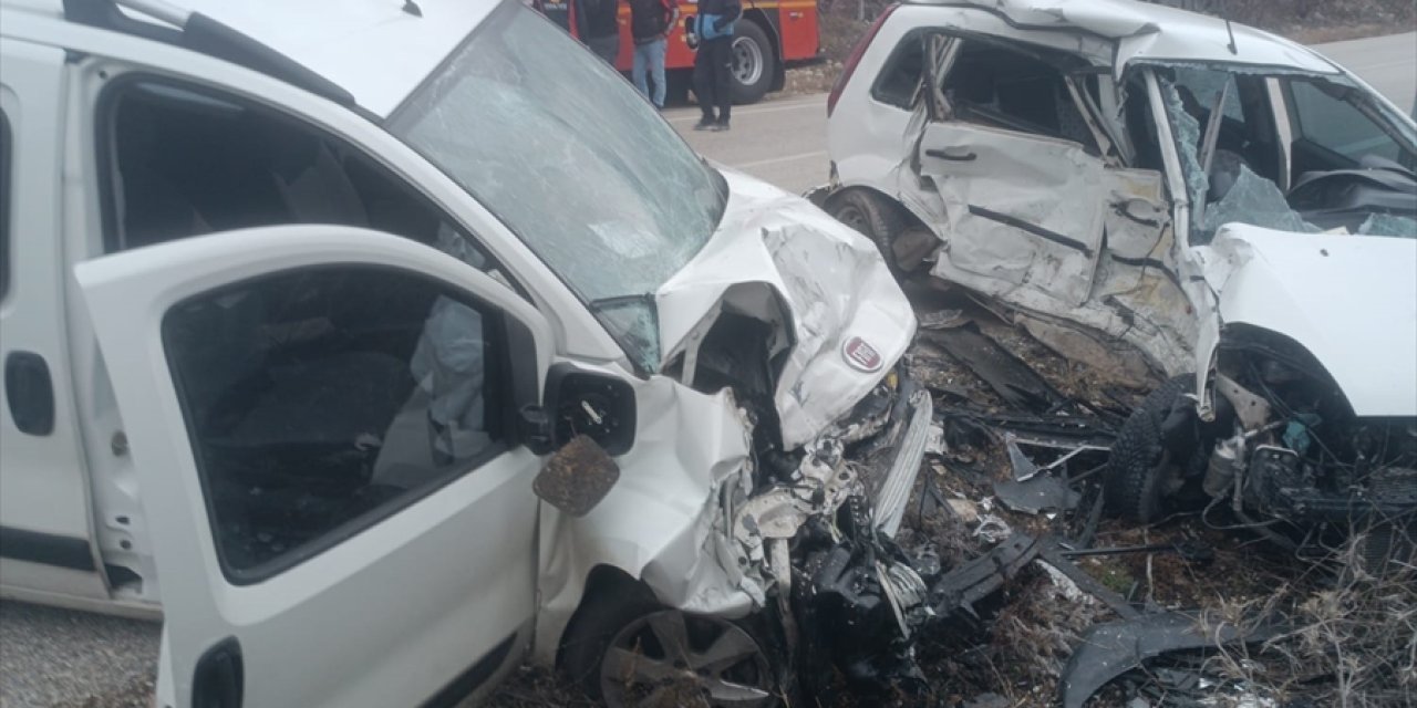 Kamyonet ile otomobil çarpıştı: 1 ölü, 1 yaralı