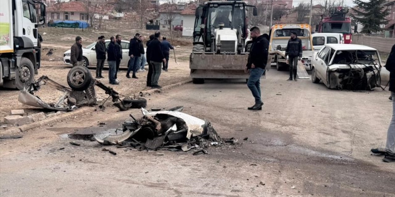 Duvara çarpan TOFAŞ bu hale geldi! 17 yaşındaki sürücü ağır yaralandı