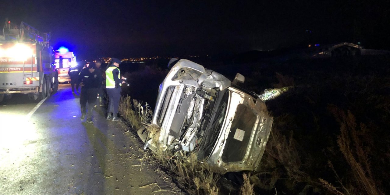 Otomobil devrildi: 1 ölü, 1 yaralı