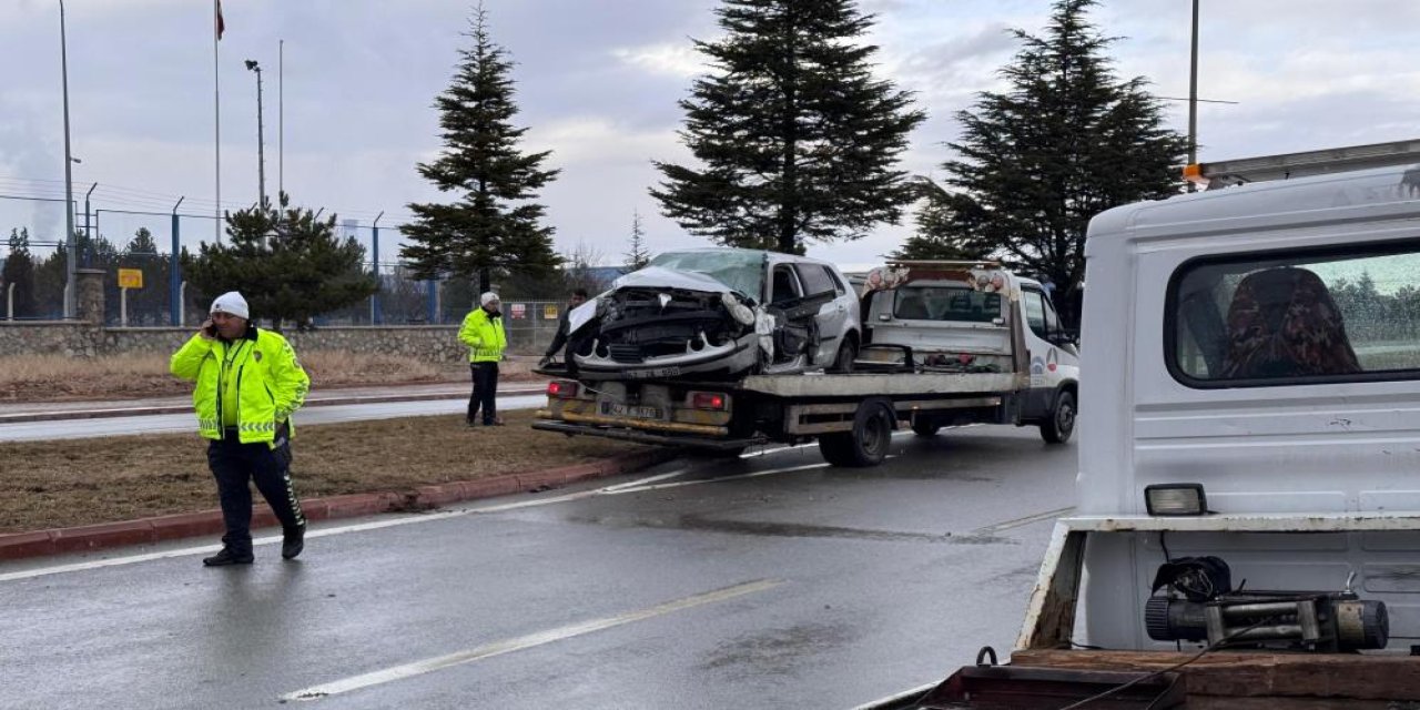 Konya'da ağaca çarpan otomobilin sürücüsü yaralandı