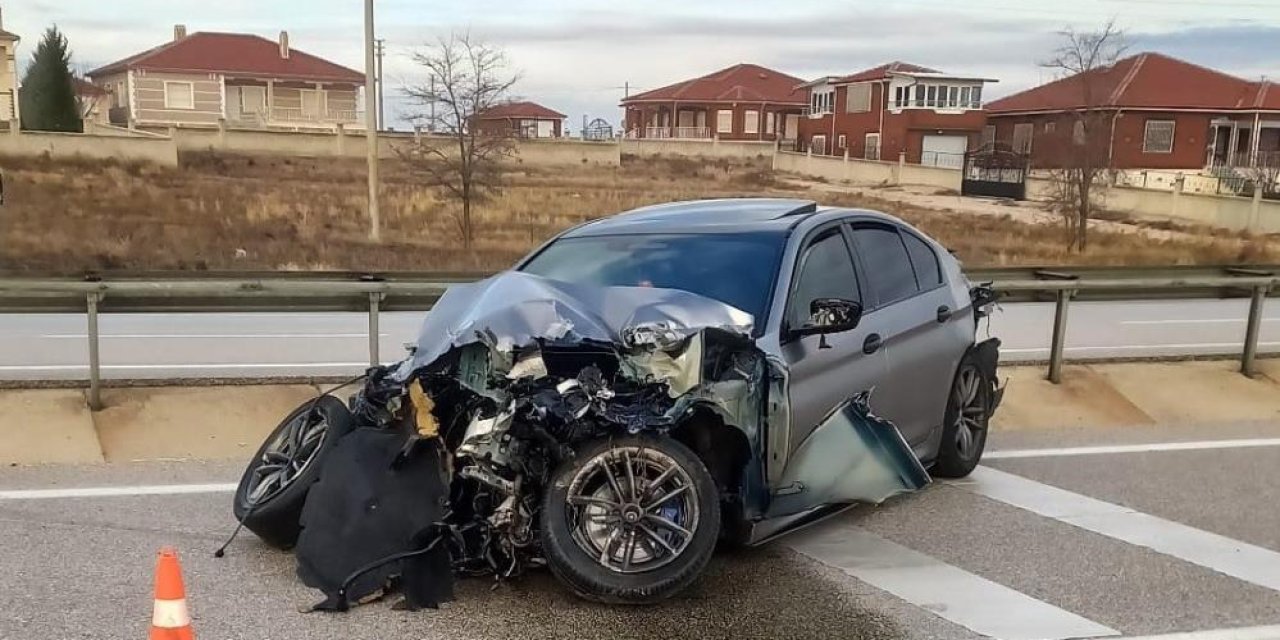 Konya'da otomobil bariyerlere çarptı