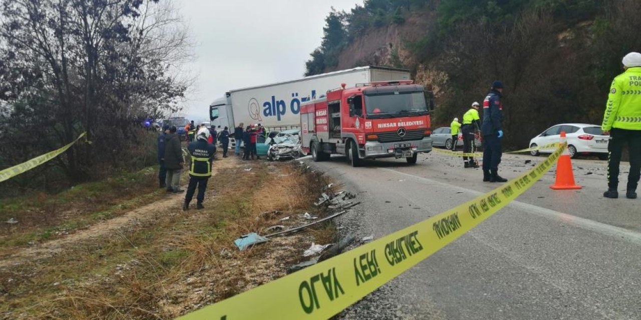 TIR ile çarpışan otomobildeki 2 kişi öldü