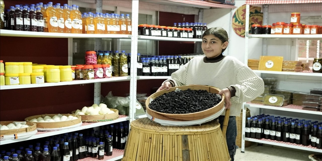 Filistinli küçük Kız, çiftlik ürünleriyle sosyal medyada ticaret yapıyor