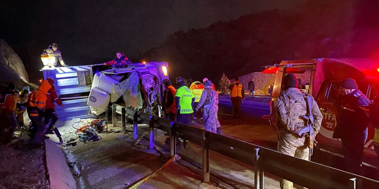 Kamyon tünel çıkışında devrildi: 2 ölü, 1 yaralı