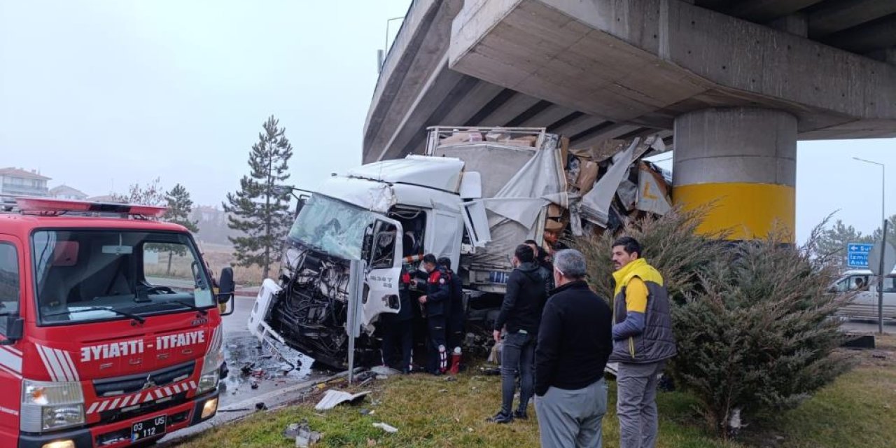 Konya yolunda TIR kazası! Ekipler sıkışan sürücü için seferber oldu