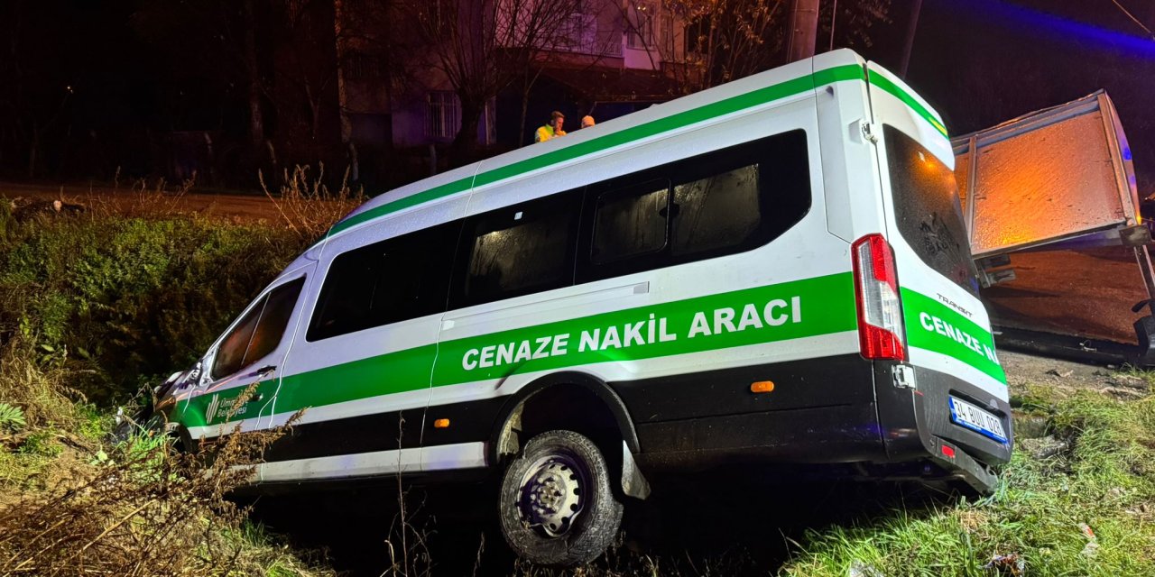 Cenaze nakil aracı su kanalına devrildi: 1’i ağır 10 kişi yaralandı