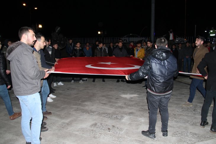 Konya'da yurtta kalan öğrenciler şehitler için yürüdü