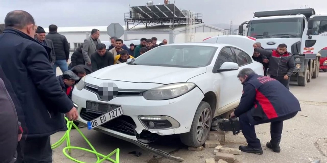 Motokurye otomobilin altına girdi, ekipler zamanla yarıştı