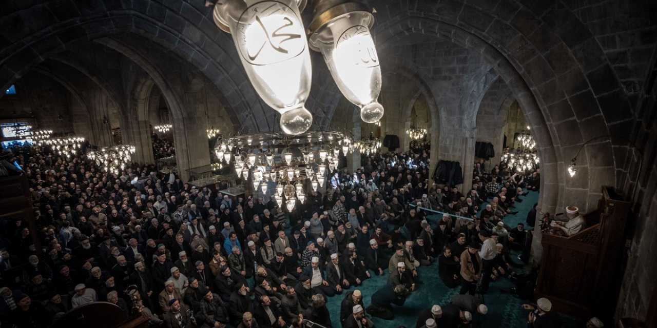 5 asırlık ‘1001 Hatim’ geleneği! Konyalı Vali de Kur’an okudu