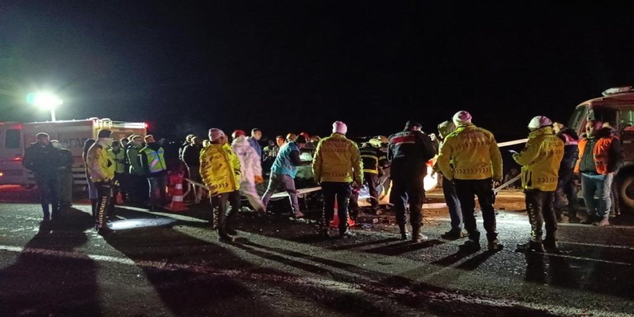 Kara yolunu savaş alanına çeviren kaza! 2 ölü, 1 yaralı var