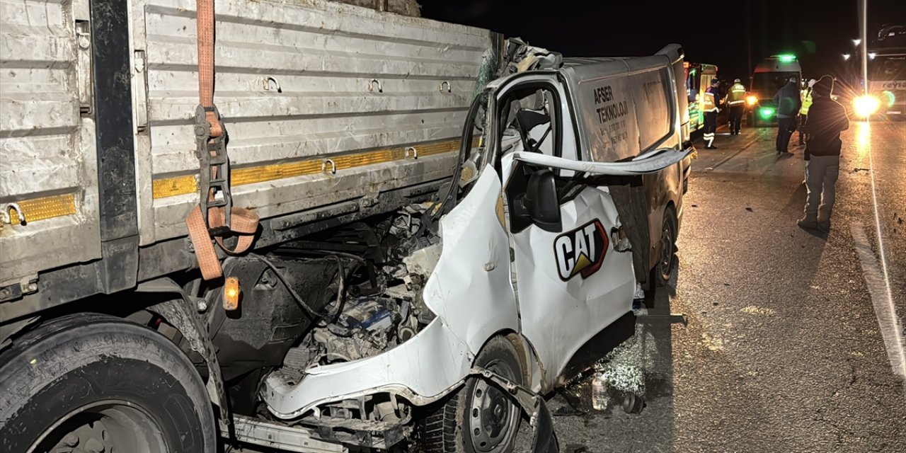 TIR’a çarpan kamyonet bu hale geldi: 1 ölü, 1 ağır yaralı