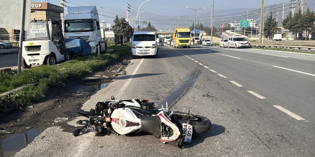 Otomobille çarpışan motosikletli kaza yerinde can verdi