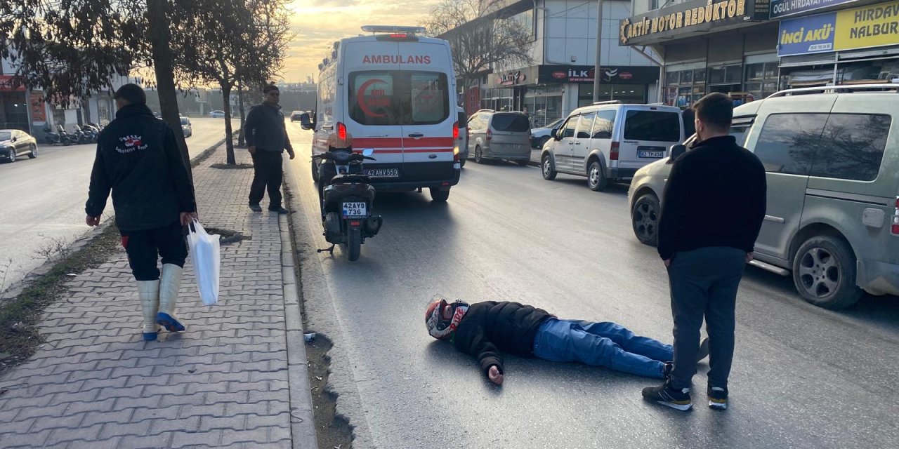 Konya’da motosiklet devrildi, sürücü yol ortasında yardım bekledi