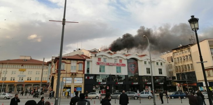 Konya'da Saadet Partisi binasında yangın!