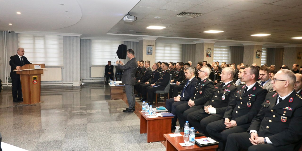 Vali Akın, Jandarma Komutanlığı’nda değerlendirme toplantısı gerçekleştirdi