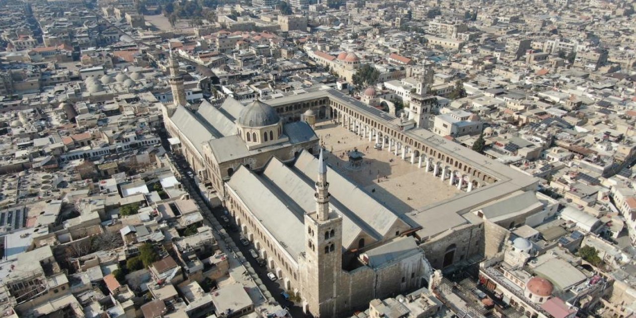 Konya’dan gittiği Suriye’deki Emevi Camii’nde Cuma namazı kıldı