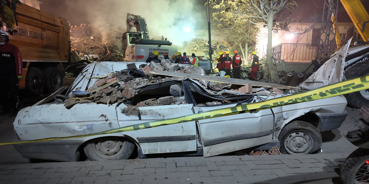 Konya’da çöken binanın enkazından bir araç bu halde çıktı