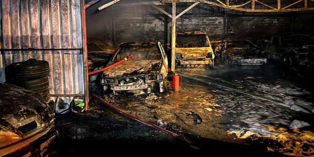 Oto galerisinde yangın çıktı, 13 araç hasar gördü