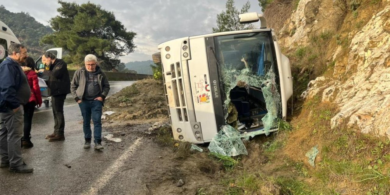 Festivale gidenleri taşıyan tur midibüsü devrildi: 23 yaralı