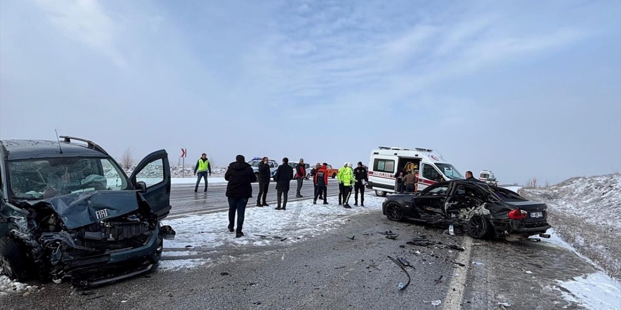 Otomobil ile hafif ticari araç çarpıştı: 1'i ağır 5 yaralı