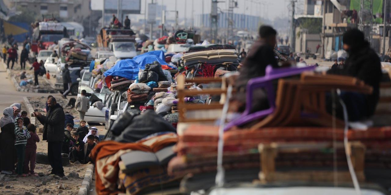 Katil İsrail, Gazze'de evlerine dönmeyi bekleyenlere ateş açtı