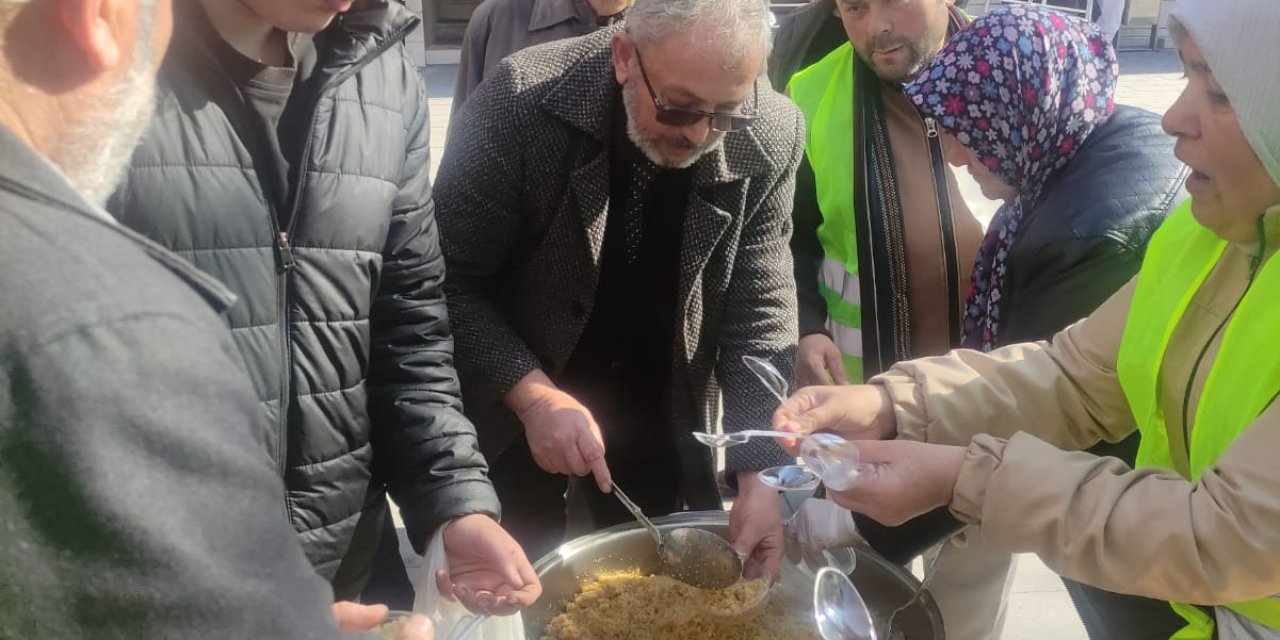 Bu kez onlar dağıttı! Konya'nın Gülleri helva ikram etti