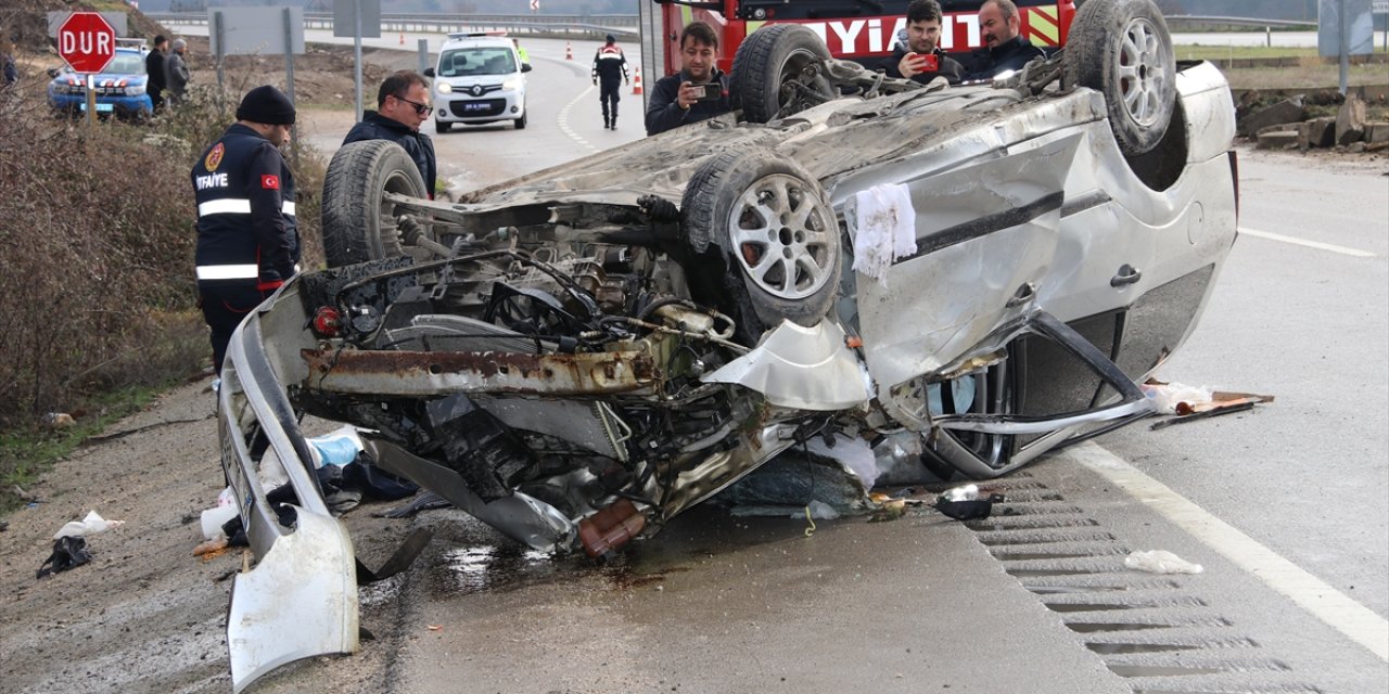 Refüje çarparak devrilen otomobildeki 4 kişi yaralandı