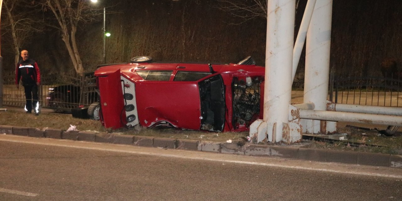 Ankara Caddesi'nde otomobil üst geçidin ayağına çarptı: 4 yaralı