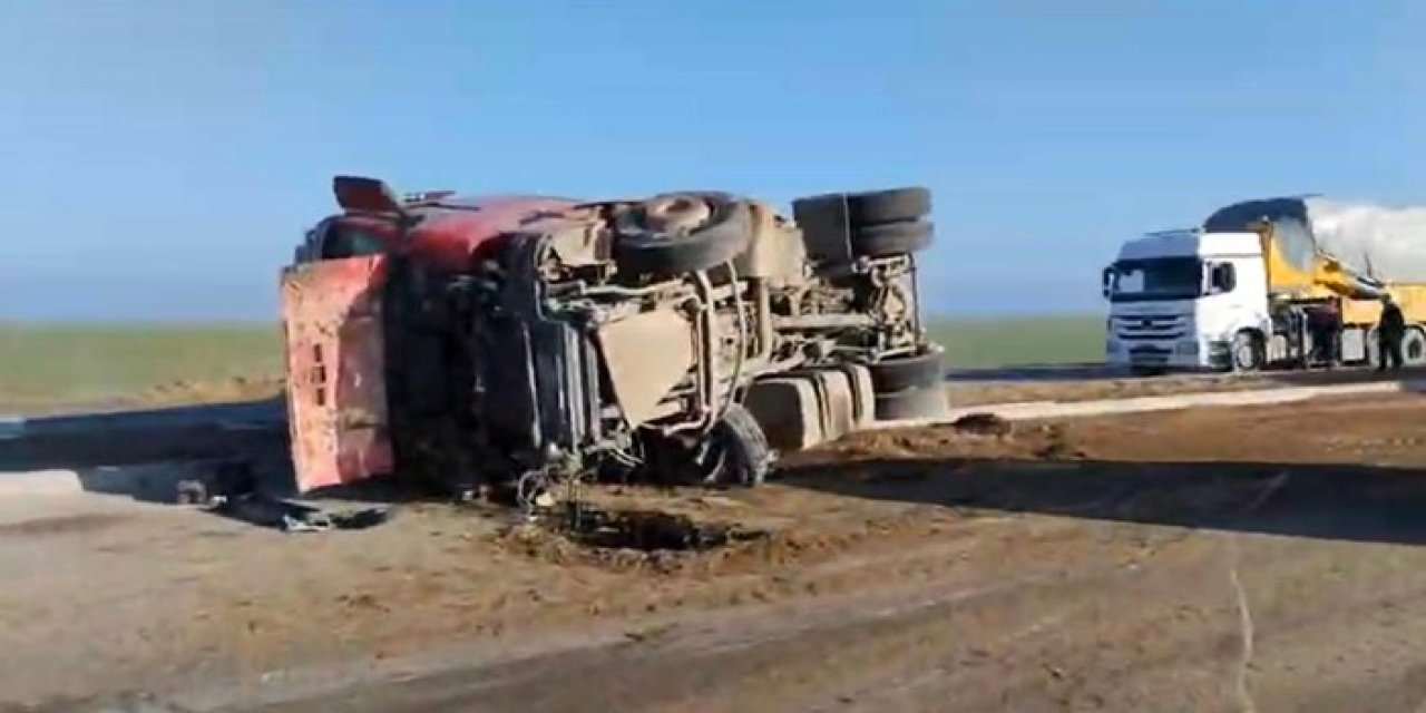 Konya yolunda TIR devrildi, sürücü yaralı kurtuldu