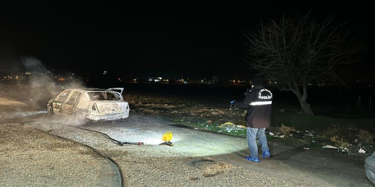 Alev alan otomobil hurdaya döndü, yanmış ceset bulundu