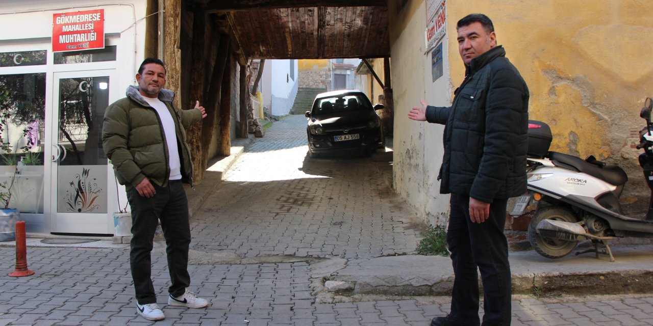 230 yıllık binanın altından sokak geçiyor