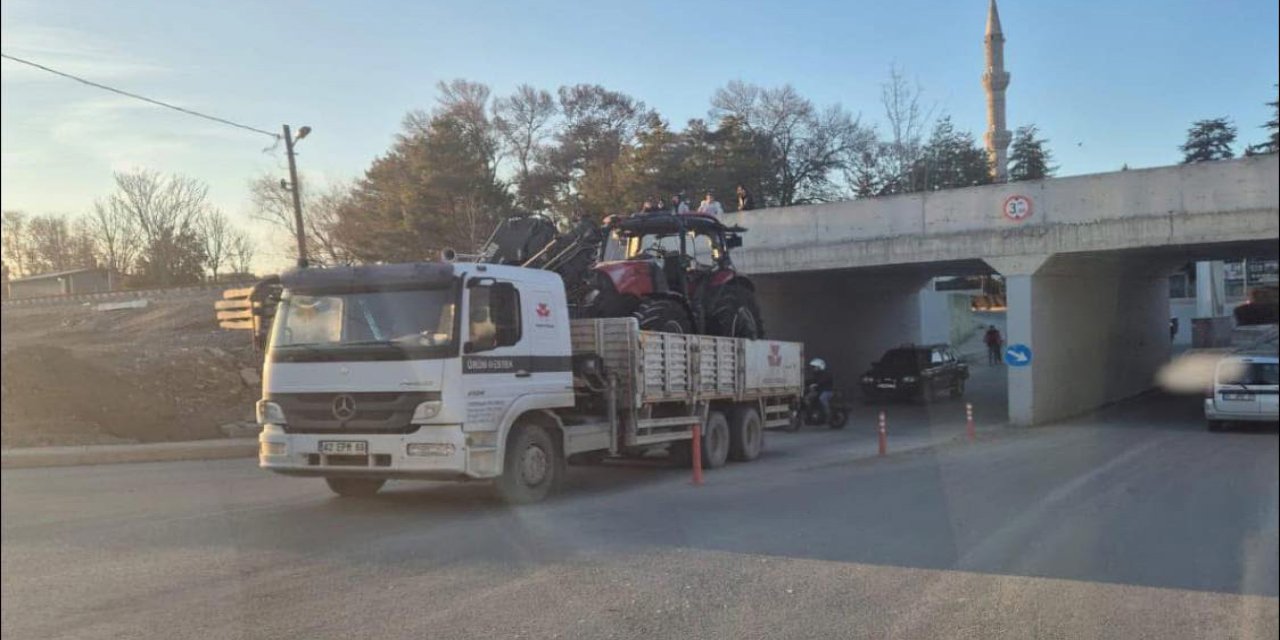Konya’da TIR, yüklü traktörle alt geçide sıkıştı