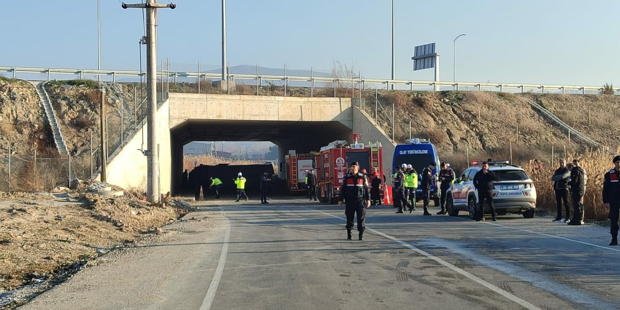 İşçileri taşıyan midibüs devrildi: Çok sayıda ölü ve yaralı var