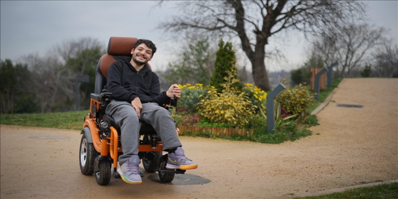 Beyin felcine rağmen başarılı bir grafiker