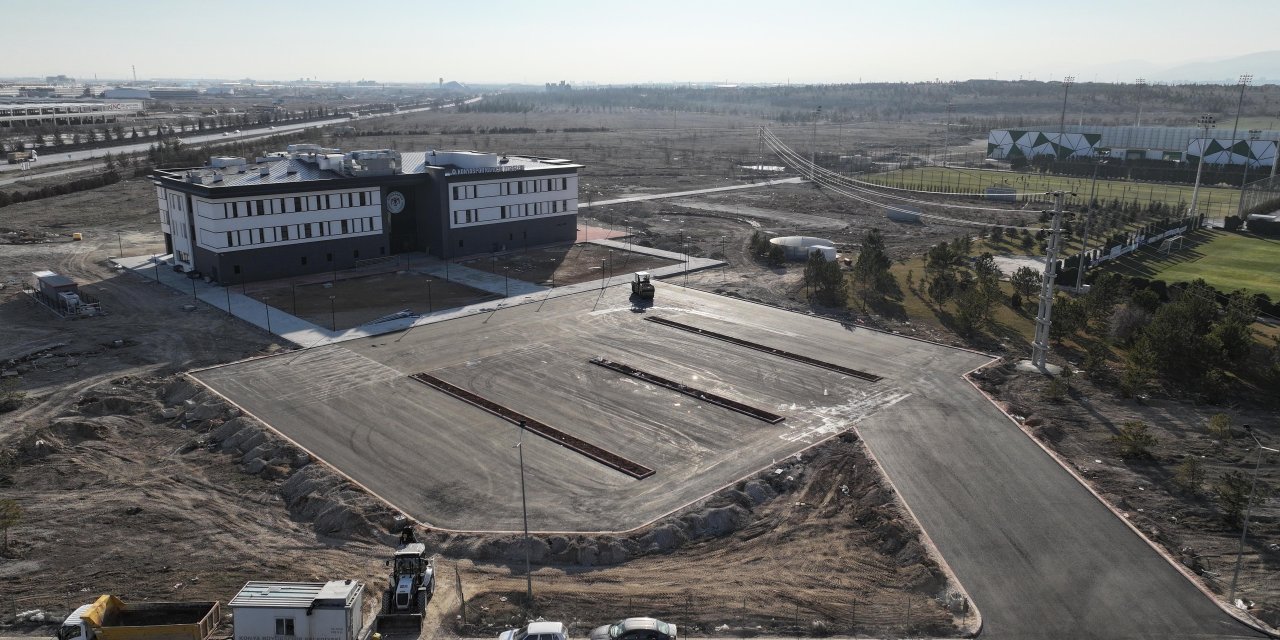 Konyaspor’un yeni modern tesisinde otoparkın asfaltı tamamlandı