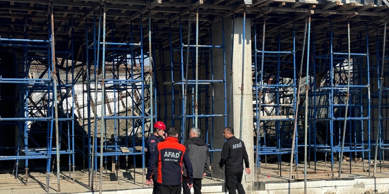 İnşaatta kalıplar çöktü, 5 işçi yaralandı