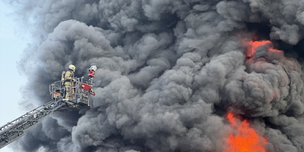 Lastik fabrikasında büyük yangın! Çok sayıda ekip müdahale ediyor