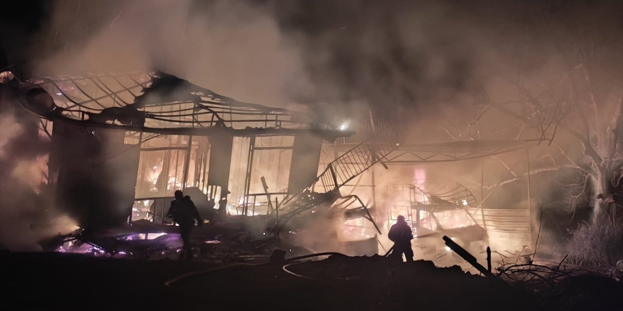 Prefabrik ev yandı: Aynı aileden 1 kişi öldü, 4 yaralı var