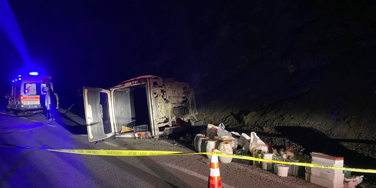 Önce penalvan sonra tır devrildi: 1 ölü, 4 yaralı