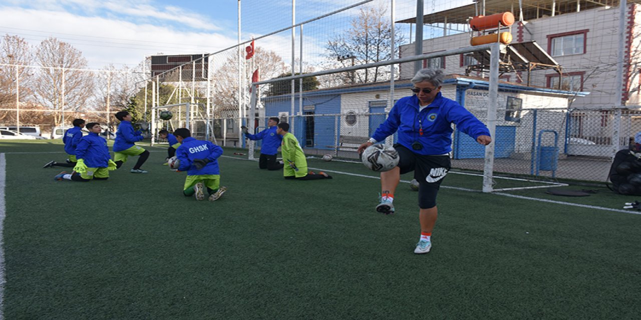 Futbol aşkını antrenörlükle yaşatan kadın öğretmen, şampiyonluk hedefliyor