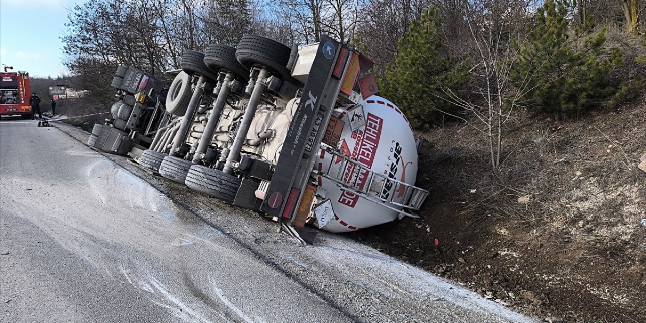 Akaryakıt tankeri devrildi: Sürücü öldü