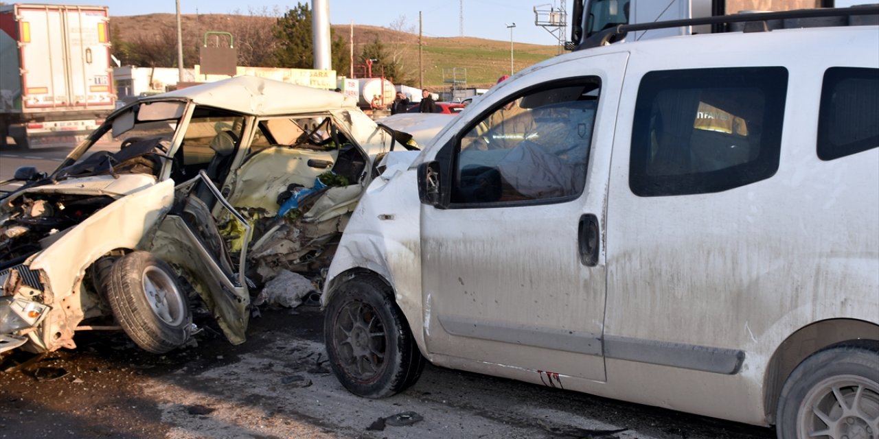 İki araç çarpıştı, araçlar bu hale geldi! 2 ölü, 2 yaralı var