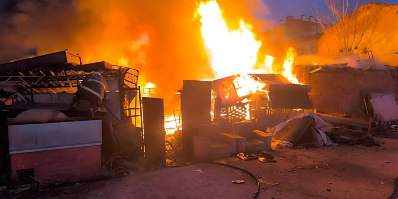 İkinci el eşya satılan iş yeri alevler içinde kaldı