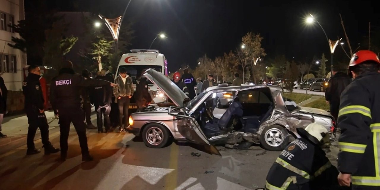 İki otomobil çarpıştı, araçta sıkışanları itfaiye kurtardı