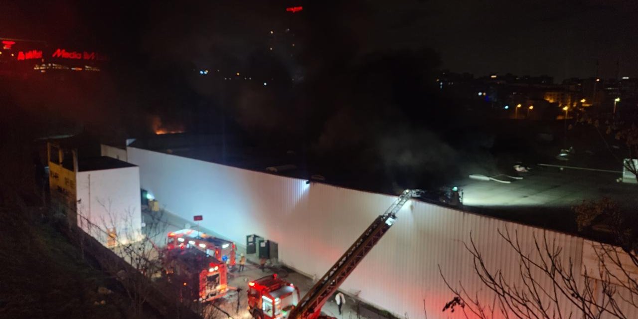 Zincir markette yangın çıktı