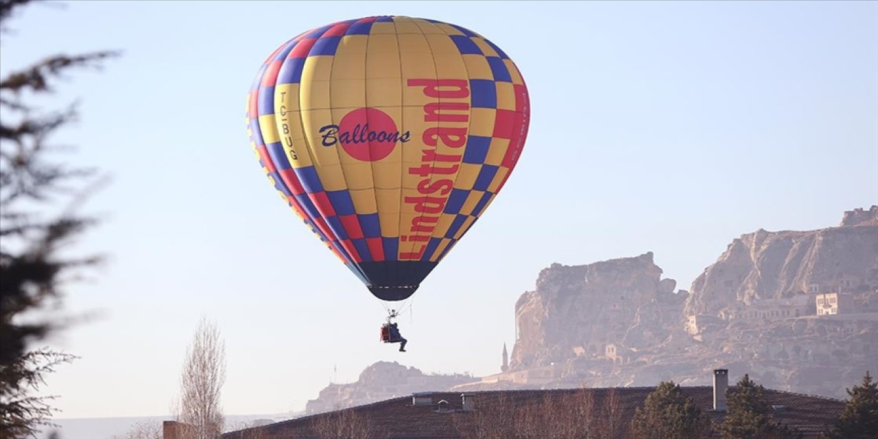 Tek kişilik balonuyla şehre tepeden bakıyor