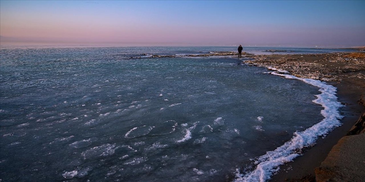 Tuzlu ve sodalı göl dondu