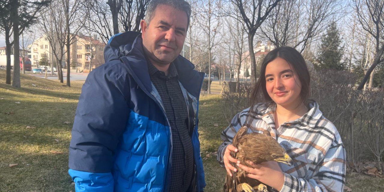 Konya’da doğa sever ailenin önüne gökten yırtıcı düştü
