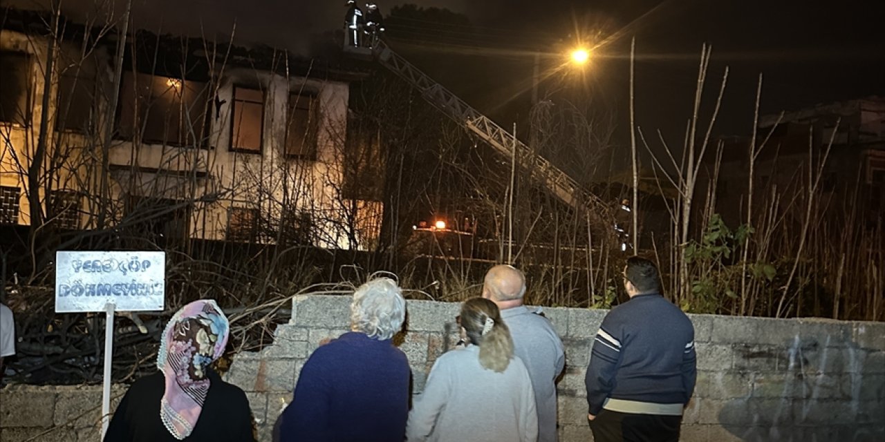 150 yıllık bina yangında hasar gördü